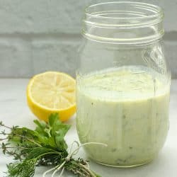 sos de salată de Kefir cu ierburi de lămâie